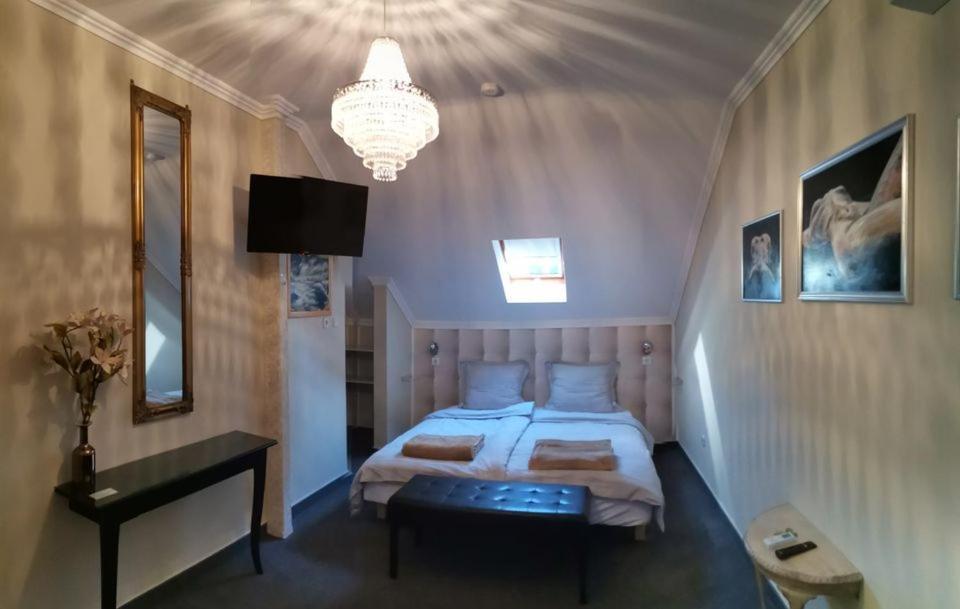 Lika Panzio Gyula Hotel Екстериор снимка