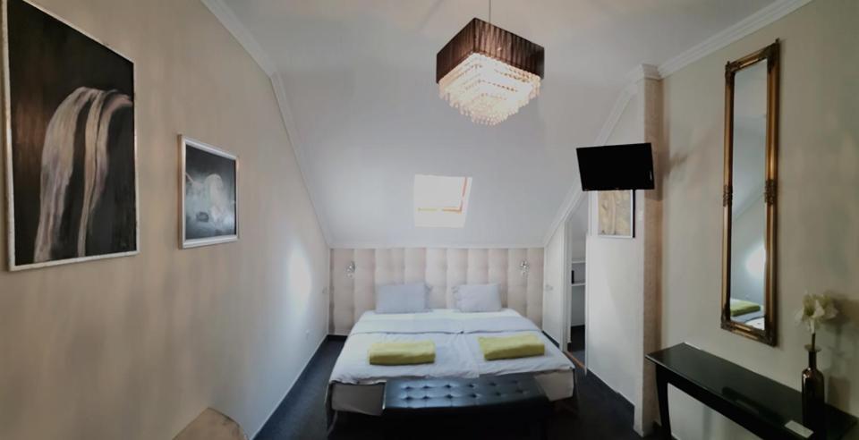 Lika Panzio Gyula Hotel Екстериор снимка