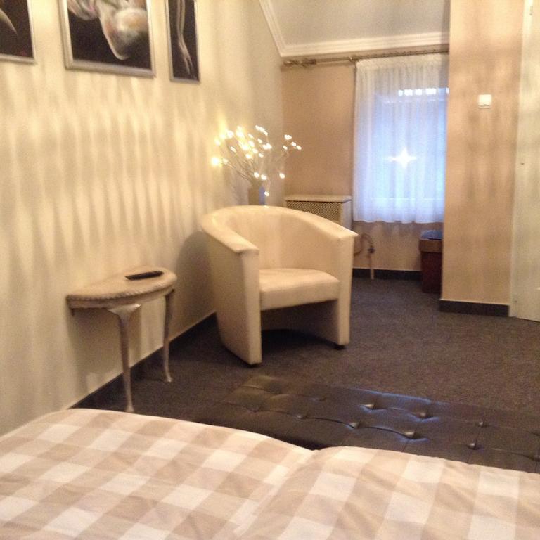 Lika Panzio Gyula Hotel Екстериор снимка